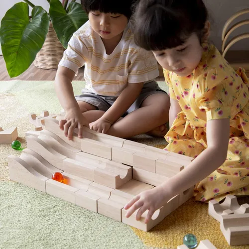 Vista 8 de Guidecraft Bloque de unidades Marble Run - 40 pc. Set: Bloques de aprendizaje educativo de madera de caucho, juguete STEM para niñas y niños