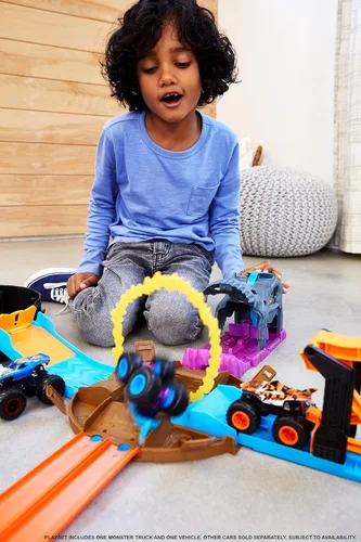 Vista 2 de Hot Wheels Monster Truck Pit & Launch Playsets con 1 Monster Truck y 1 Hot Wheels a escala 1:64, gran regalo para niños a partir de 4 años