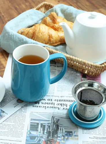 Vista 8 de Sweese Taza de té de porcelana de 20 onzas con infusor y tapa, taza de té de hojas sueltas, regalos para amantes del té, blanco y azul acero