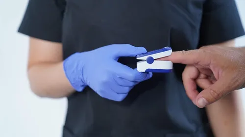 Vista 5 de OSTC Lydus - Guantes para examen de dedos con textura de nitrilo de 4 mil, sin látex, tamaño grande (caja de 100)