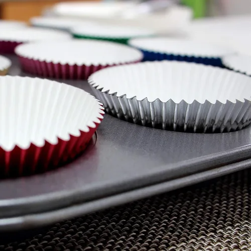 Vista 4 de Moldes de aluminio para cupcakes para fiesta de Halloween, tazas para hornear estándar, 100 unidades (negro)