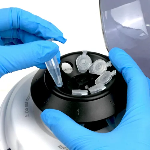 Vista 5 de ONiLAB 500 tubos de microcentrífuga graduados de polipropileno de 0.1 fl oz con tapa adjunta, micro centrífuga cónica transparente para botella