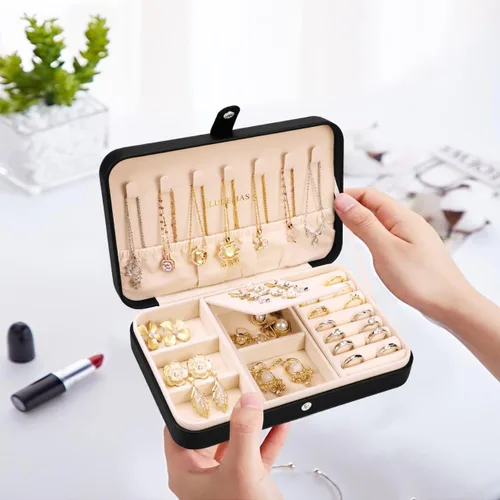 Vista 7 de CLUDEMAS Joyero organizador de viaje para mujeres y niñas pequeñas cajas de almacenamiento de joyas de piel sintética soporte portátil para joyas