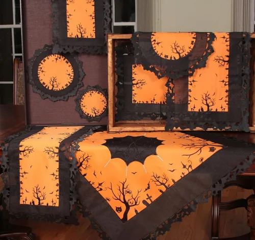 Vista 4 de Hallows Eve - Mantel individual bordado de Halloween de 14 x 20 pulgadas