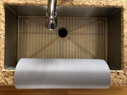 Vista 4 de Protector de bordes para fregadero de cocina de un solo fregadero (13.5" x 23") - Gris