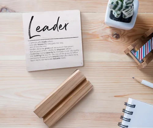 Vista 4 de Leader Definition - Placa de madera inspiradora con soporte de madera, placa de madera para decoración de escritorio para el hogar, oficina, mesa