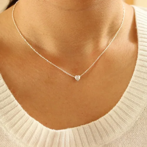 Vista 4 de Delicado collar con pequeño dije de corazón de oro, (además hay modelos con dije de corazón con inicial, con dije de rosa y con circonia cúbica)