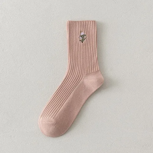 Vista 6 de CYee 3 pares de calcetines de color rosa con patrón de flores kawaii para mujer, calcetines bordados suaves y transpirables elásticos de tubo medio
