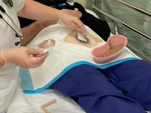 Vista 4 de Set de práctica de cuidado de ostomía