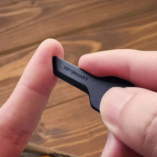 Vista 5 de KeySmart - Abridor de cajas de seguridad en forma de llave para transporte diario, con protección para los dedos, se adapta perfectamente a llavero