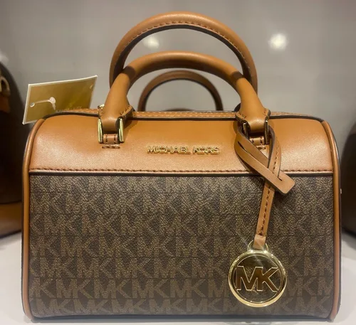 Vista 5 de Michael Kors Bolsa de viaje extra pequeña de piel y lona recubierta