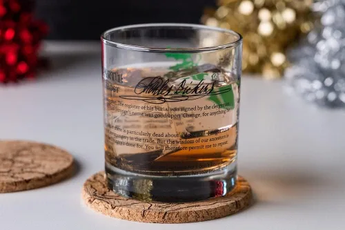 Vista 4 de Well Told Classic Literature Rocks Glass – A Christmas Carol por Charles Dickens – Vaso de whisky a la antigua moda para los amantes de los libros