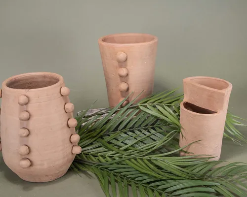 Vista 2 de Foreside Home and Garden Florero decorativo de terracota Osa con cuentas naturales