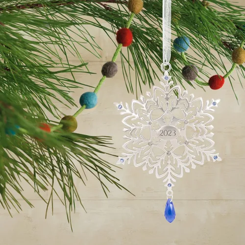 Vista 5 de Hallmark Adorno navideño de copo de nieve 2023, metal prémium