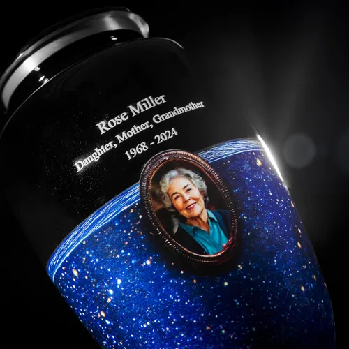 Vista 3 de Urna fotográfica de galaxia azul para cenizas humanas – Homenaje de cremación personalizado con retrato, nombre y fechas, recuerdo conmemorativo