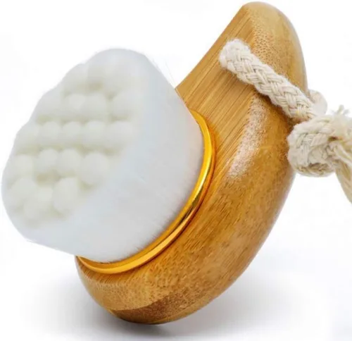 Vista 4 de BeNat. Cepillo de limpieza facial de mango de madera de bambú. Cepillo facial de fibra extra suave. Blanco.