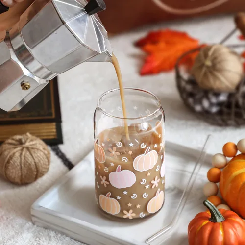 Vista 4 de Tazas de vidrio de calabaza de Acción de Gracias, 16 onzas, taza de café helado de otoño, taza de vidrio con forma de lata con tapa y pajita, café