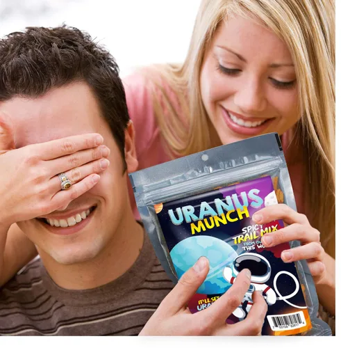 Vista 7 de Uranus Munch - Mezcla de frutos secos picantes prémium del tío Frank - Regalos comestibles para adolescentes - Mezcla picante - Hecho en los Estados
