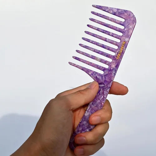 Vista 3 de D1 Peine de mango de dientes anchos para cabello rizado Eleva, conserva el rizo, suaviza el cabello. Peine de acetato (morado brillante)