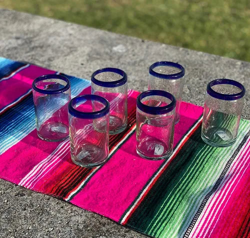 Vista 7 de Vasos mexicanos soplados a mano, juego de 6 vasos de jugo con bordes azul cobalto (8 onzas cada uno)