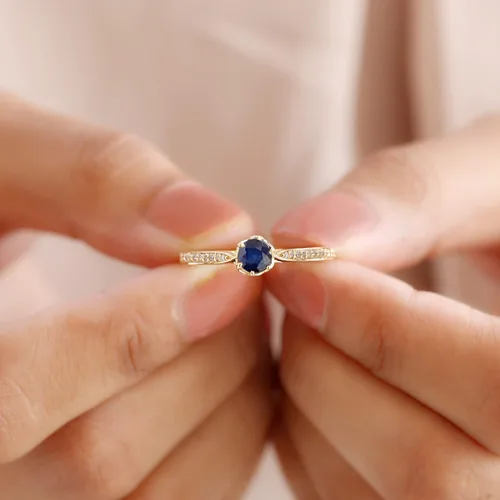 Vista 9 de Anillo de compromiso con solitario mínimo de zafiro azul, redondo de 0.197 in, calidad AAA, joyería inspirada en flores para mujer