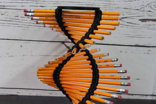 Vista 7 de Znet3D DNA Helix Portalápices – Innovador organizador de escritorio – 9 pulgadas de alto – Capacidad para 23 lápices – Diseño liso de borde redondo