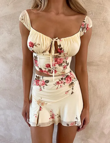 Vista 4 de Conjunto de minifalda sexy para mujer, con hombros descubiertos, top corto, corte bajo, entallado, fruncido, falda corta, traje Y2K, 2 piezas