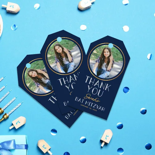 Vista 2 de Andaz Press Paquete de 60 etiquetas personalizadas de Bar/Bat Mitzvah con cuerda, etiquetas clásicas de regalo de agradecimiento Art Deco con foto