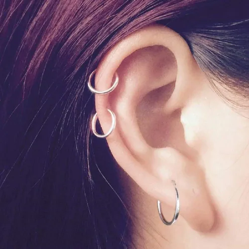 Vista 4 de Juego de 8 aretes de aro de acero inoxidable quirúrgico para dormir cartílago Daith pequeños aretes de aro pequeños de plata para septum