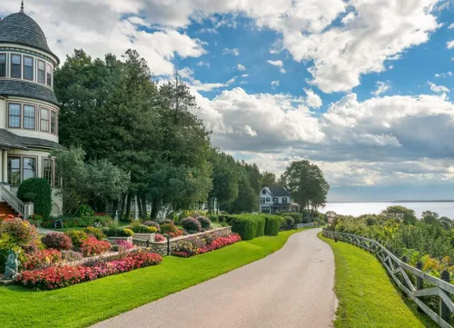 Vista 2 de Noah - Rompecabezas de Mackinac Island Michigan - Grand Old Homes 1000 piezas