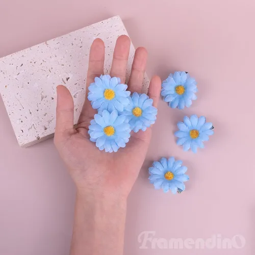 Vista 4 de Framendino, Paquete de 12 pinzas de flores con clip de margarita azul, pequeñas horquillas de girasol, accesorios de novia para mujeres y niñas