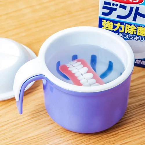 Vista 9 de Taza de baño de dentadura grande, taza de baño de dientes falsos con colador y tapa para remojar dentaduras o almacenar chupetes, capacidad de 10.6