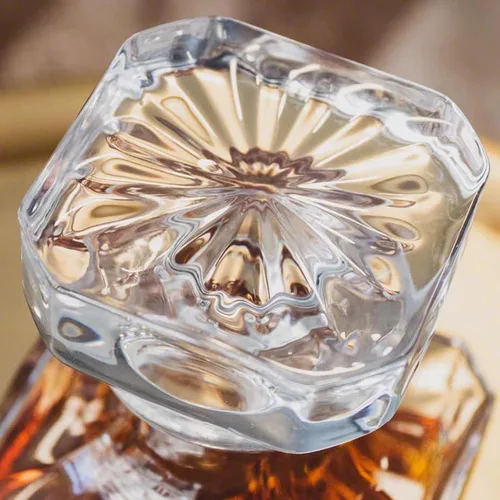 Vista 5 de Personalized Whiskey Decanter Set with Glasses - 7 Design Options - Custom Engraved Liquor 27 oz, Bourbon Decanter for Men Dad Birthday Graduation