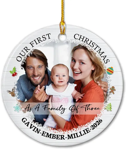 Vista 15 de Adorno de cerámica personalizado de cinco medias con nombres y año personalizados, nuestra primera Navidad como familia de cinco, nuestros primeros