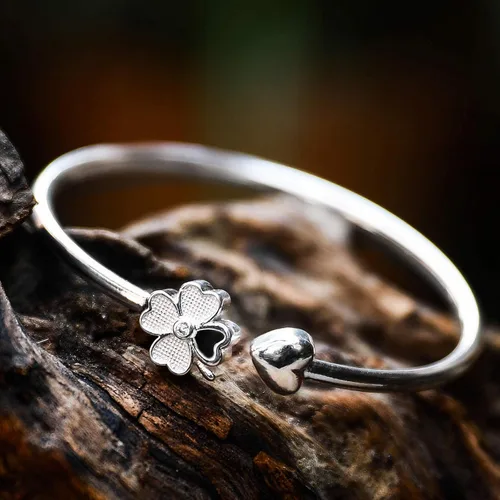 Vista 2 de Pulsera para mujer con forma de trébol de cuatro hojas en forma de corazón, delicada y encantadora pulsera para niña
