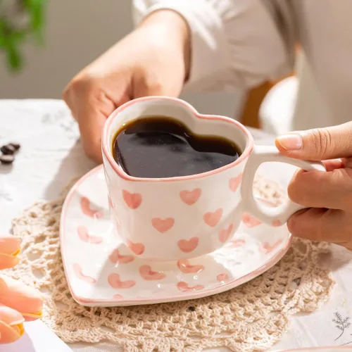 Vista 4 de WAIT FLY Juego de tazas de café de cerámica en forma de corazón con platillo, taza de té, taza de desayuno, plato de postre, rosa, 8 onzas