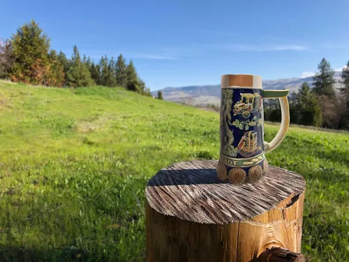 Vista 2 de Essence of Europe Gifts OktoberfestHaus - Taza grabada para amantes de la cerveza de 0.9 litros Reinheitsgebot (Ley de pureza de Alemania), taza
