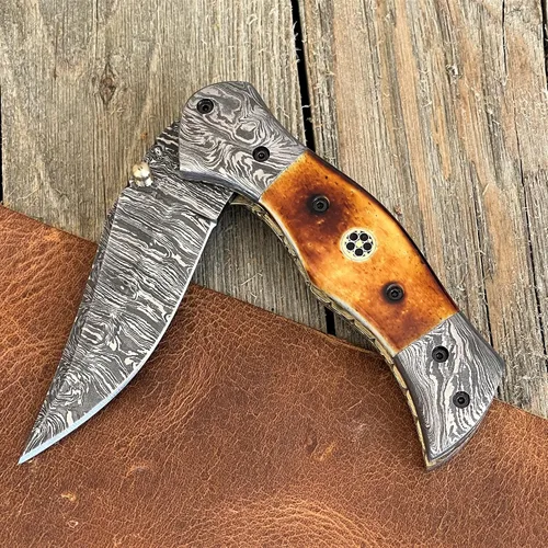 Vista 2 de WINTERFELL Cuchillo de bolsillo de acero de Damasco con mango de hueso de camello quemado con clip para cinturón, cuchillo de regalo personalizado