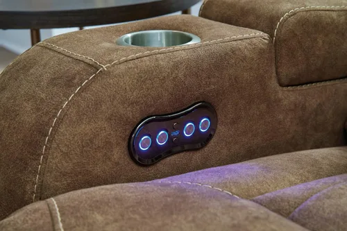 Vista 9 de Signature Design by Ashley Wolfridge - Sofá biplaza reclinable de piel sintética contemporánea con consola, portavasos y puertos USB, color marrón