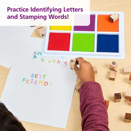 Vista 6 de Colorations® Juego de sellos de goma para niños en mayúsculas y minúsculas, 56 piezas, aprende el alfabeto y la puntuación, sellos ABC, uso escolar
