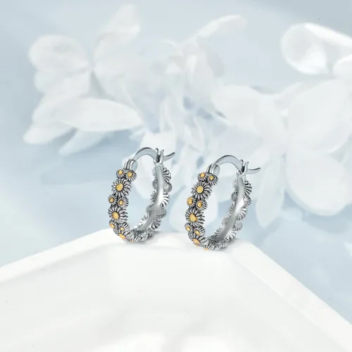 Vista 4 de POPLYKE Aretes de plata de ley con diseño de flores, pequeños aretes tipo huggie, regalo de joyería para mujer