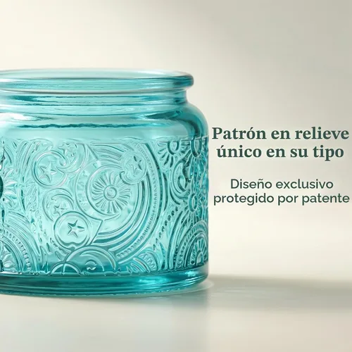 Vista 3 de Paquete de 18 recipientes de vela de vidrio en relieve de 4 onzas con tapas y etiquetas de bambú, tarros de vela azules para hacer velas, diseño