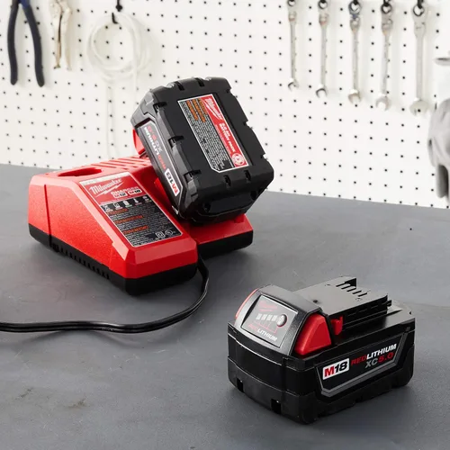 Vista 6 de Milwaukee 48-59-1850 M18 RED LITHIUM XC 5.0 Ah Baterías (2) + 48-59-1812 M12 y M18 Kit de cargador de voltaje múltiple