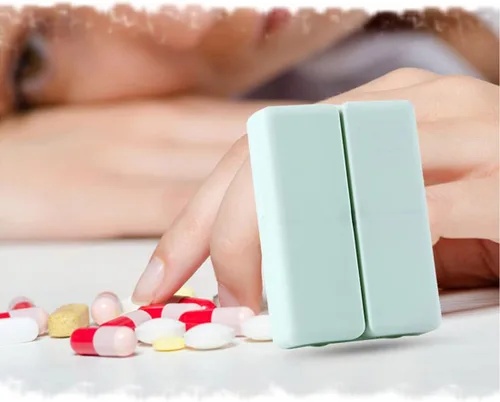 Vista 4 de Pastillero portátil con 7 compartimentos, organizador de píldoras plegable para viajes, pastillero diario portátil, farmacia de bolsillo con Beige