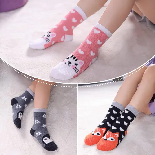 Vista 2 de LINEMIN Calcetines peludos para niños y niñas con agarres calcetines antideslizantes acogedores y esponjosos para invierno calcetines altos cálidos