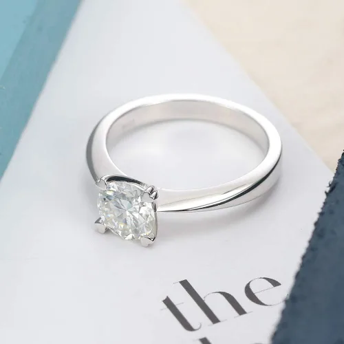 Vista 2 de DovEggs Anillo de compromiso de moissanita de plata de ley de 1 ct 6X6mm H-I color corte cojín para mujer