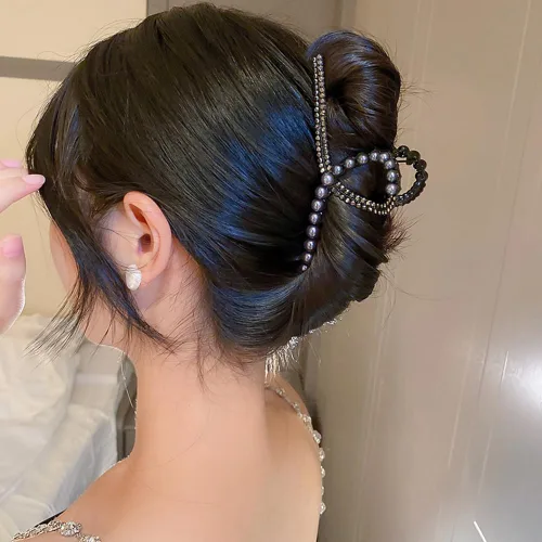 Vista 2 de Wiwpar Pinza de pelo de perlas negras con diamantes de imitación, pasador de plátano antideslizante con fuerte sujeción para mujeres y niñas, fiesta