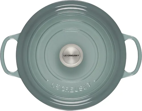 Vista 4 de Le Creuset Horno holandés redondo de hierro fundido esmaltado con tapa, 5.5 cuartos de galón, sal marina y cacerola Signature - Sal marina