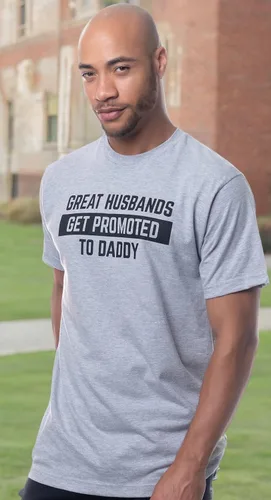 Vista 7 de Great Husbands Get Promoted to Daddy Divertida camiseta de revelación de género de paternidad para hombre