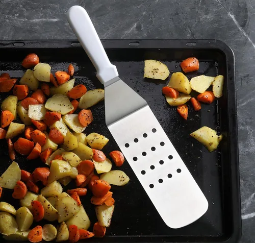 Vista 6 de New Star Foodservice 36176 Espátula y volteador de parrilla con mango de plástico flexible, 36,8 cm, perforado, blanco